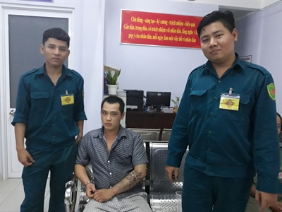 Dân quân phường 5, quận Bình Thạnh phối hợp bắt đối tượng tàng trữ chất ma túy