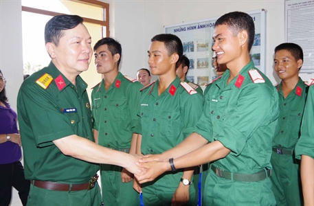 Ban công tác dân vận quốc phòng – an ninh tỉnh Bình Thuận làm dân vận tại đảo Phú Quý