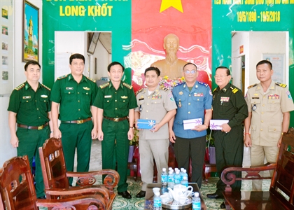 Bộ chỉ huy Bộ đội Biên phòng Long An: Tiếp đoàn cán bộ tỉnh Svây Riêng, Vương quốc Campuchia