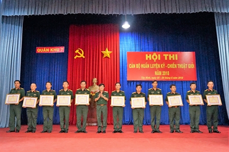 Quân khu 7 bế mạc Hội thi Cán bộ huấn luyện Kỹ - Chiến thuật giỏi năm 2018