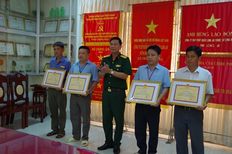 Long An khen thưởng đột xuất Ban CHQS tự vệ Công ty May xuất khẩu Long An