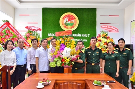 Thành ủy, HĐND, UBND, UBMTTQ Việt Nam thành phố Hồ Chí Minh thăm, chúc mừng Báo quân khu 7