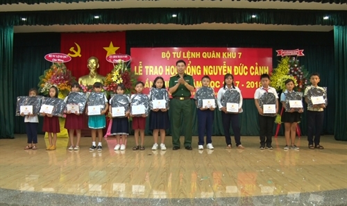 Học bổng Nguyễn Đức Cảnh nâng bước học sinh đến trường