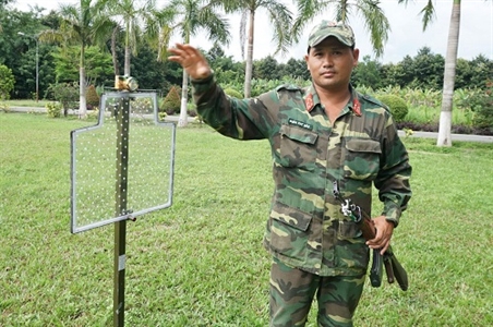 Đại úy Đoàn Thế Bảo và thiết bị kiểm tra đường bắn ban đêm