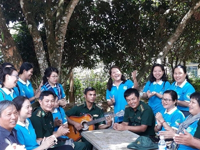 Đồng hành, chia sẻ khó khăn với phụ nữ và trẻ em nghèo biên cương