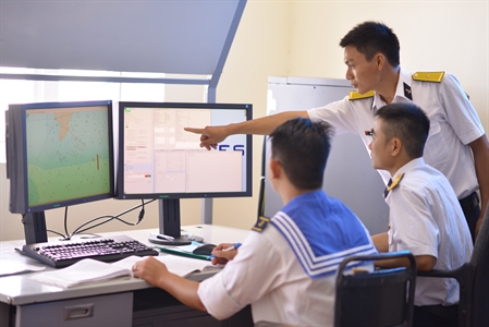 Cán bộ trẻ và phần mềm mô phỏng ra đa