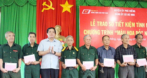 Huyện Phú Riềng, tỉnh Bình Phước: Tặng sổ tiết kiệm cho thương, bệnh binh, gia đình chính sách