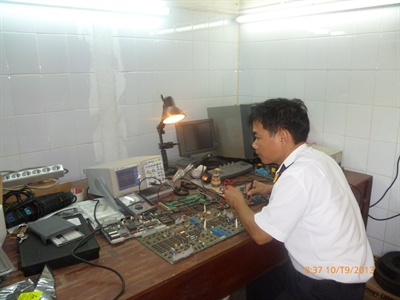 Thiếu tá Nguyễn Đức Cương say mê với công việc