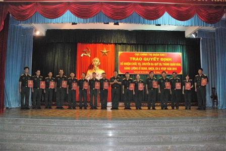 Cục Chính trị trao quyết định nâng lương, phiên quân hàm sĩ quan, QNCN năm 2018