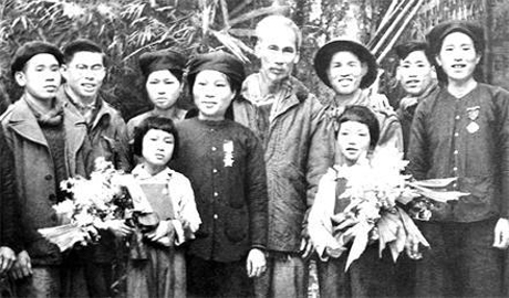 Lời Bác Hồ dạy ngày này năm xưa: Anh hùng, chiến sĩ thi đua đã là những người tiên phong trong sản xuất, mà cũng là gương mẫu về đạo đức cách mạng