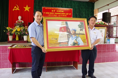 Đoàn cán bộ tập huấn thông tin viên Báo Hải quân Việt Nam thăm thương, bệnh binh tại Bà Rịa – Vũng Tàu