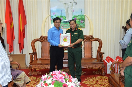 Đoàn cán bộ Quân đội Lào thăm Bộ CHQS tỉnh Tây Ninh