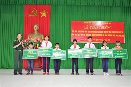Bộ đội Biên phòng tỉnh Bà Rịa – Vũng Tàu trao học bổng "Nâng bước em đến trường" cho học sinh nghèo học giỏi