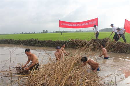 Lữ đoàn 681 Vùng 2 Hải quân hành quân dã ngoại làm công tác dân vận