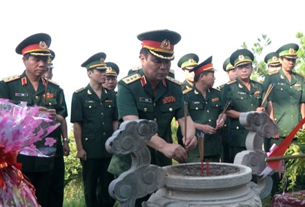 Đoàn công tác Bộ Quốc phòng viếng mộ Đại tướng Võ Nguyên Giáp và thăm gia đình chính sách tại Quảng Bình