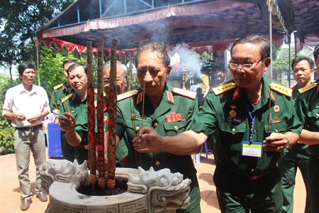 Ban Liên lạc truyền thống Quân y Miền B2 dâng hương viếng liệt sĩ tại Nhà Tưởng niệm