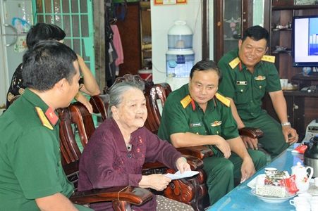 Bộ CHQS tỉnh Tây Ninh thăm gia đình chính sách