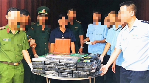 Phát hiện 100 bánh cocain trong container trên tàu nước ngoài