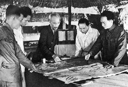 Lời Bác Hồ dạy ngày này năm xưa: Một cuộc chiến tranh muốn thắng lợi, cần phải có hai lực lượng chính - quân sự và chính trị