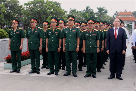 Lãnh đạo TP. Hồ Chí Minh và LLVT Quân khu 7 viếng Nghĩa trang liệt sĩ thành phố