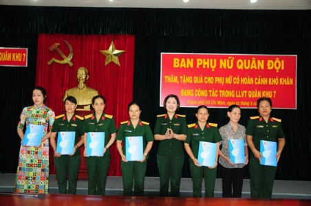 Ban Phụ nữ Quân đội thăm, tặng quà hội viên Phụ nữ Quân khu 7