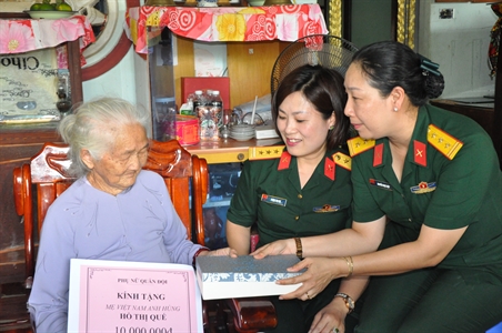 Ban Phụ nữ Quân đội tặng quà tri ân tại tỉnh Bình Thuận