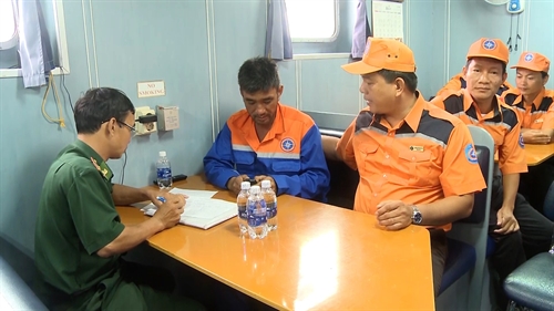 Lực lượng Biên phòng Bà Rịa - Vũng Tàu tiếp nhận 17 ngư dân bị nạn