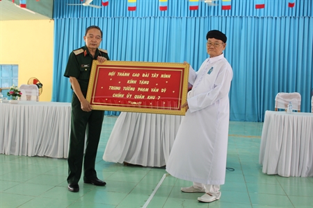 Trung tướng Phạm Văn Dỹ, Chính ủy Quân khu 7 thông tin  thời sự cho các chức sắc, chức việc trong tôn giáo Cao Đài tỉnh Tây Ninh