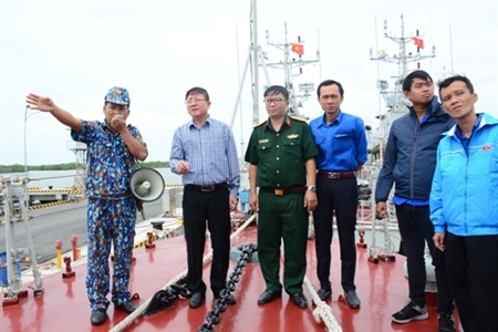 LLVT Quận 10 phối hợp tuyên truyền kiến thức biển, đảo cho cán bộ trẻ