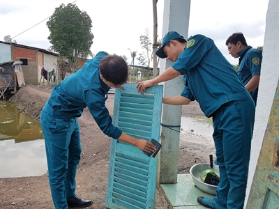 Dân quân xã Hiệp Phước, huyện Nhà Bè sửa chữa nhà cho dân nghèo