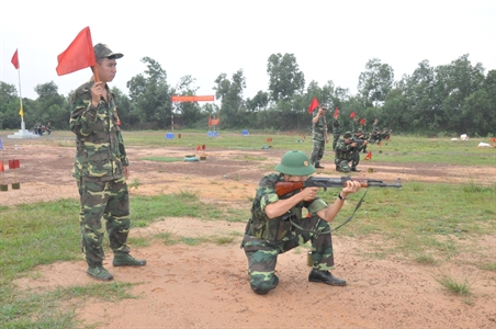 Cục Chính trị Quân khu 7 kiểm tra bắn đạn thật súng tiểu liên AK