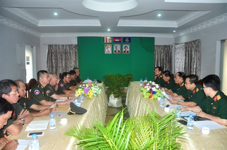 Đoàn công tác Quân khu 7 làm việc tại Quân khu 2 Quân đội Hoàng gia Campuchia