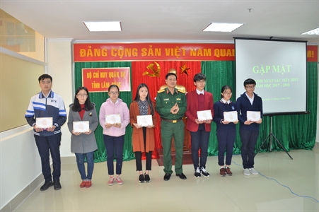 Bộ CHQS tỉnh Lâm Đồng tặng quà các cháu học sinh giỏi