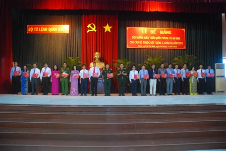 100% cán bộ thuộc đối tượng 2 bồi dưỡng KTQP-AN khóa 94 đạt khá, giỏi