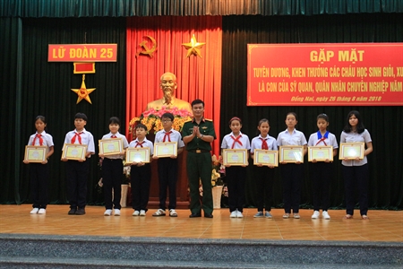 Lữ đoàn 25 tuyên dương, khen thưởng học sinh giỏi, xuất sắc năm học 2017-2018