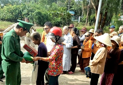 Tặng 100 phần quà cho người mù, người tàn tật, người nhiễm chất độc da cam