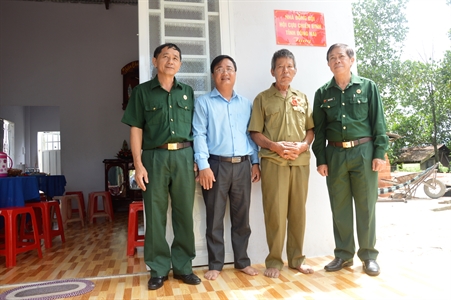 Hội CCB tỉnh Đồng Nai trao nhà đồng đội cho hội viên CCB và học bổng cho học sinh nghèo vượt khó tại Tân Phú