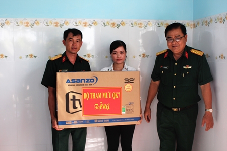 Bộ Tham mưu Quân khu 7 trao “Nhà đồng đội”