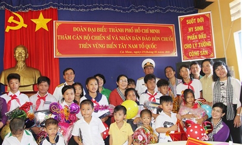 Tặng cán bộ, chiến sĩ đảo Hòn Chuối công trình vườn rau, chăn nuôi