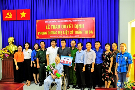 Ban CHQS quận Gò Vấp nhận phụng dưỡng mẹ liệt sỹ Trần Thị Ba