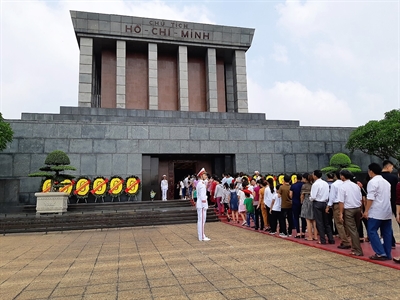 Xúc động vào Lăng viếng Bác trong ngày thu Tháng Tám