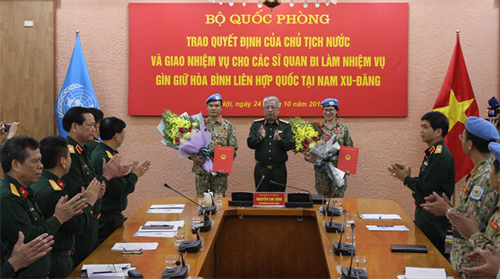 Trao quyết định của Chủ tịch nước cho các sĩ quan đi làm nhiệm vụ gìn giữ hòa bình Liên hợp quốc tại Nam Xu-đăng