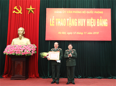 Đại tướng Ngô Xuân Lịch trao Huy hiệu 40 năm tuổi Đảng tặng Thượng tướng Bế Xuân Trường