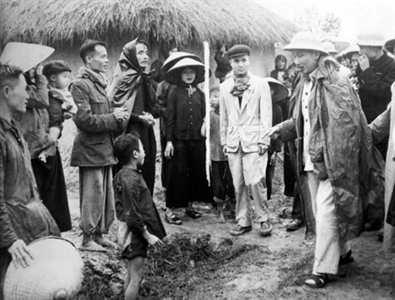 Lời Bác Hồ dạy ngày này năm xưa: Những người phụ trách dân vận cần phải óc nghĩ, mắt trông, tai nghe, chân đi, miệng nói, tay làm