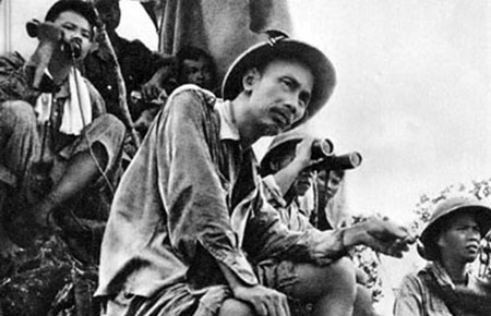 Lời Bác Hồ dạy ngày này năm xưa: Không quân đội nào, không khí giới nào có thể đánh ngã được tinh thần hy sinh của toàn thể một dân tộc