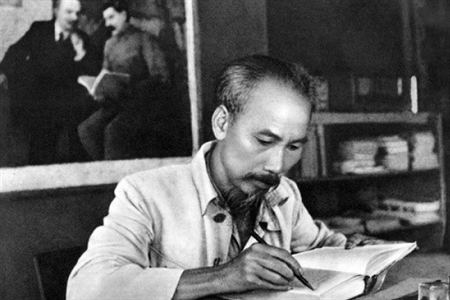 Lời Bác Hồ dạy ngày này năm xưa: “…Chỉ có sự lãnh đạo của một đảng biết vận dụng một cách sáng tạo chủ nghĩa Mác - Lênin vào điều kiện cụ thể của nước mình thì mới có thể đưa cách mạng giải phóng dân tộc đến thắng lợi và cách mạng xã hội chủ nghĩa đến thành công