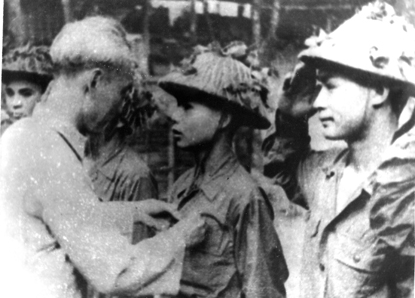 Lời Bác Hồ dạy ngày này năm xưa: “Anh hùng thật là những người bất cứ việc to việc nhỏ, luôn luôn cố gắng, vượt qua khó khăn, làm tròn nhiệm vụ”.