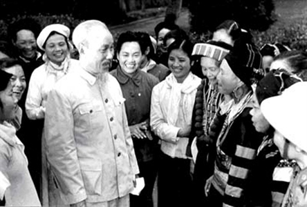Lời Bác Hồ dạy ngày này năm xưa: “Dân ta phải giữ nước ta / Dân là con nước, nước là mẹ chung”.