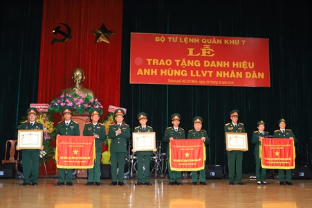 Bộ Tư lệnh Quân khu 7 tổ chức Lễ trao tặng danh hiệu Anh hùng LLVT Nhân dân