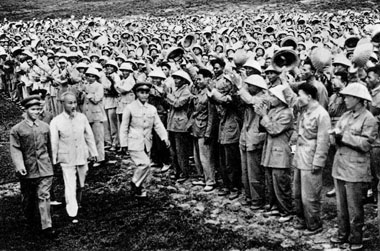 Lời Bác Hồ dạy ngày này năm xưa: "...đoàn kết, cảnh giác, nâng cao chí khí chiến đấu, truyền thống anh dũng, kiên quyết làm tròn nhiệm vụ..."